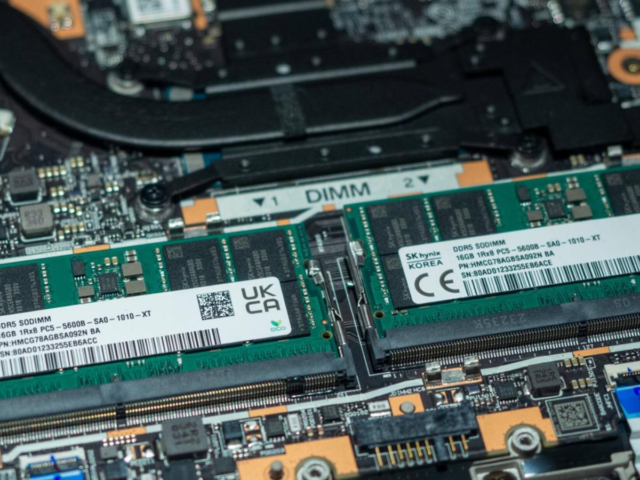 LPDDR5 versus DDR5 laptop RAM showing onboard low-power memory and a removable DDR5 SO-DIMM module