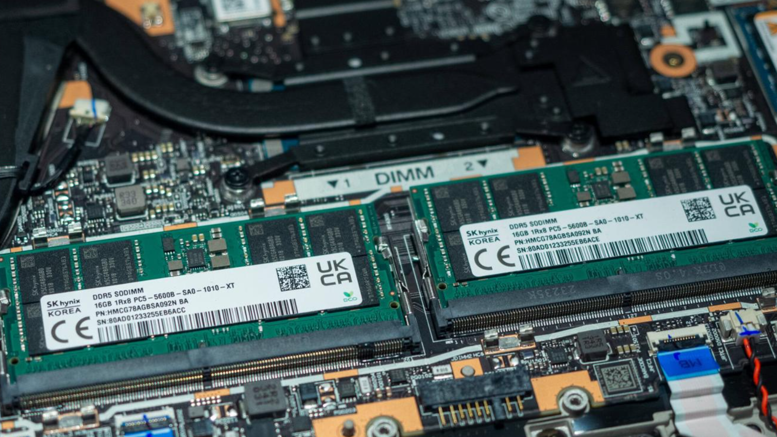 LPDDR5 versus DDR5 laptop RAM showing onboard low-power memory and a removable DDR5 SO-DIMM module